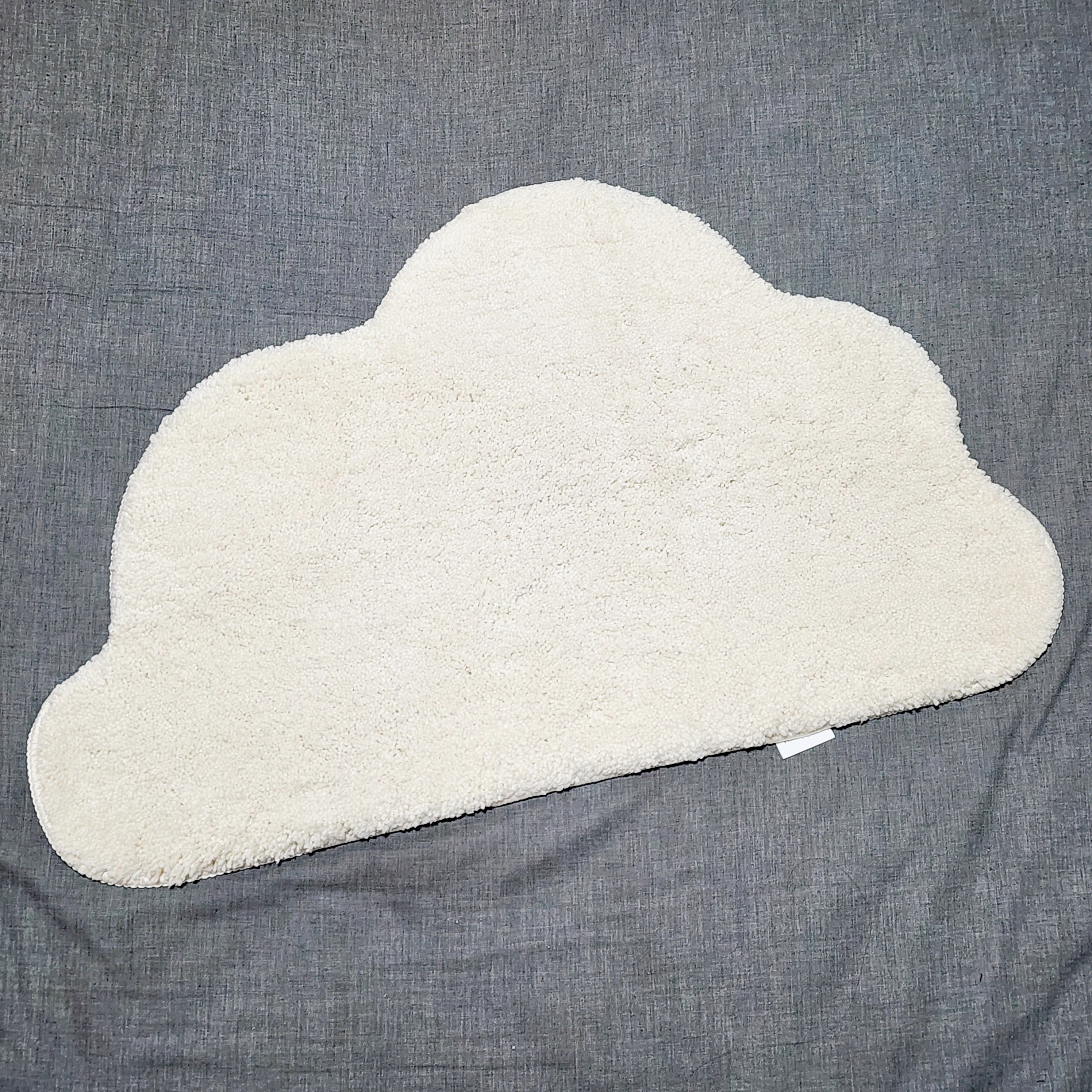 ニトリのおすすめグッズ「フロアマット 45×75cm (くも)」