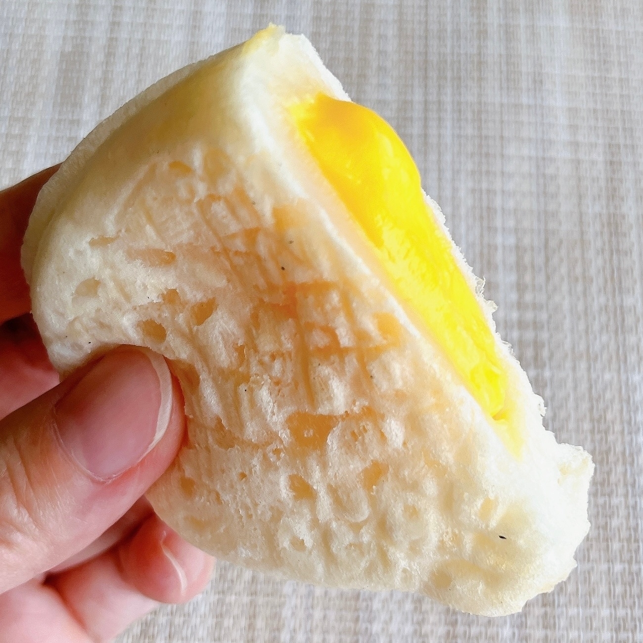 LAWSON(ローソン)のおすすめ和スイーツ「もっちりとした白いたい焼き カスタード」