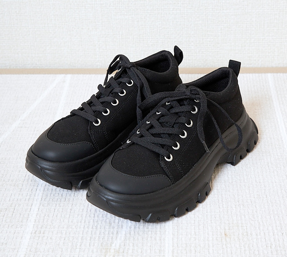 GU(ジーユー)のおすすめアイテム「ボリュームソールキャンバススニーカー+E」