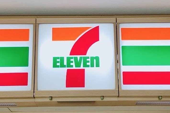 セブンイレブンの入口。店舗のサインと内部の一部が見えます。