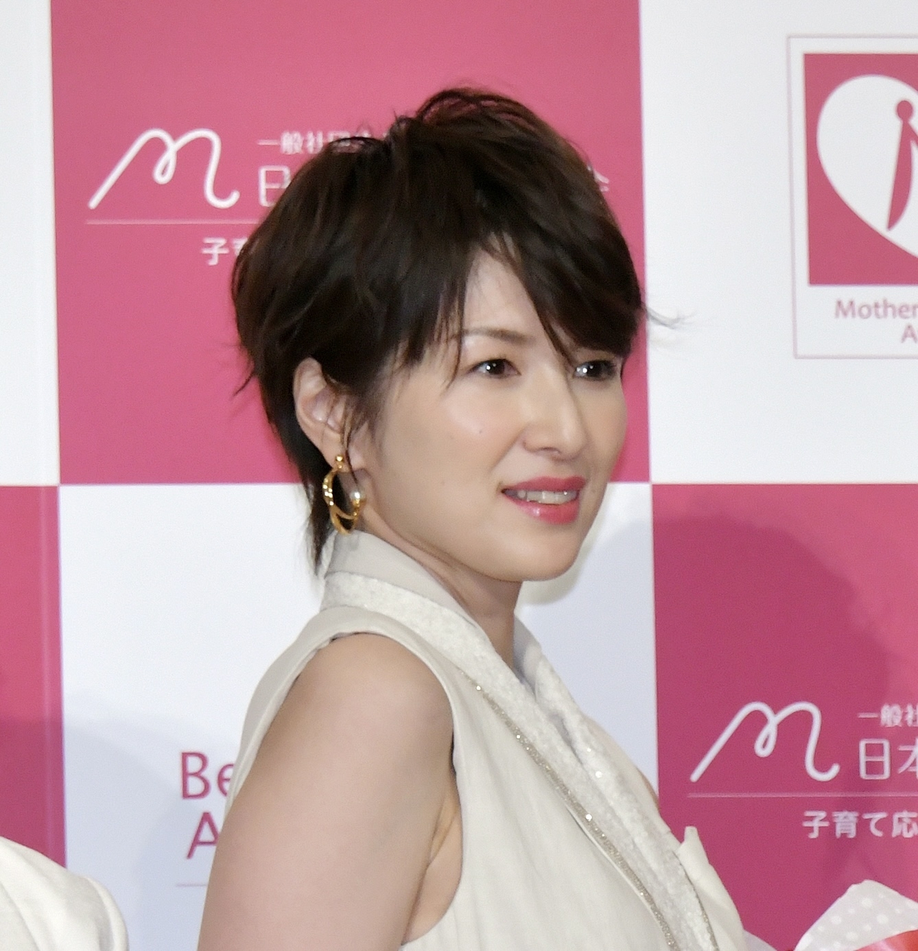 吉瀬美智子、膝上ミニ姿にファン悶絶「めっちゃかわいい」「ミニ