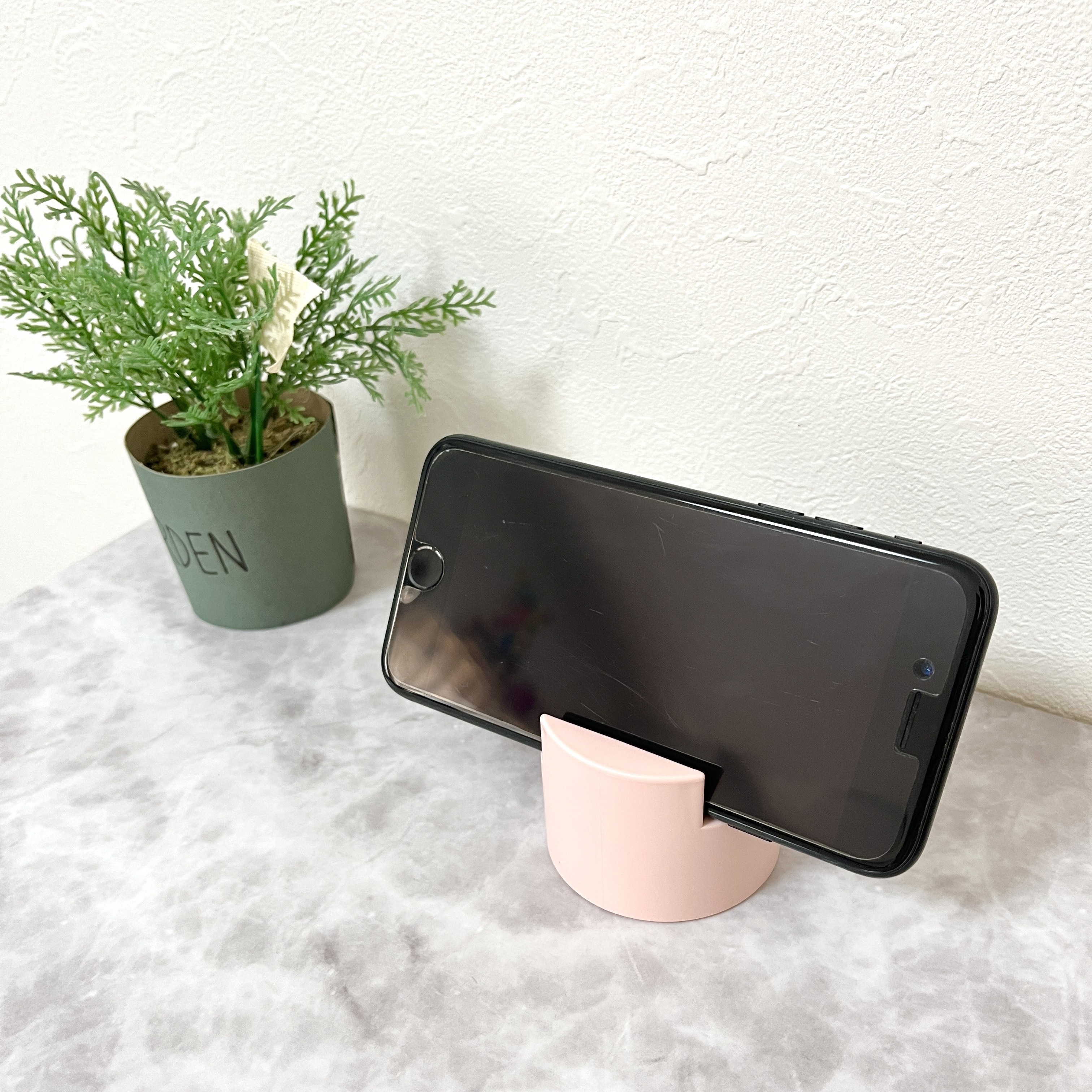 ダイソーのおすすめアイテム「スマホが立てられるペンケース」