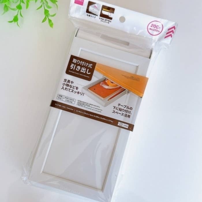 ダイソーのおすすめアイテム「取り付け式引き出し（12.4cm×25cm×4cm）」