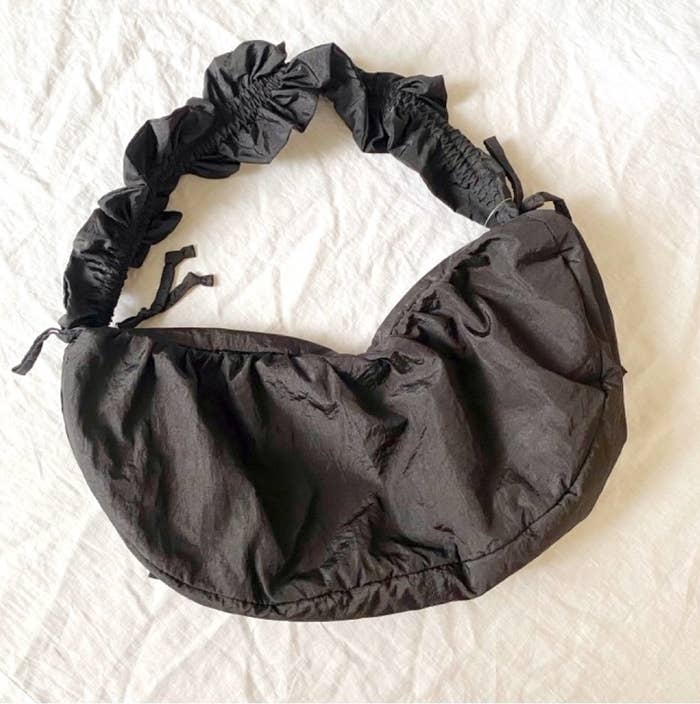 GUのおすすめアイテム「フリルショルダーバッグ」