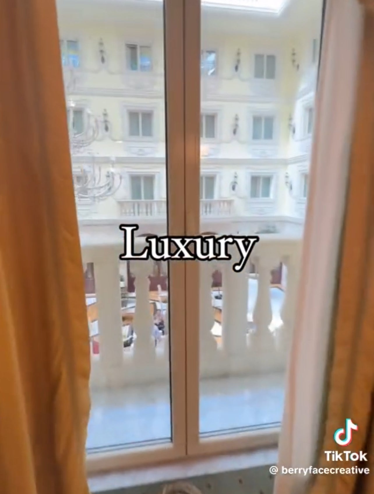 豪華な建物の窓からの景色。窓には「Luxury」の文字が表示されています。