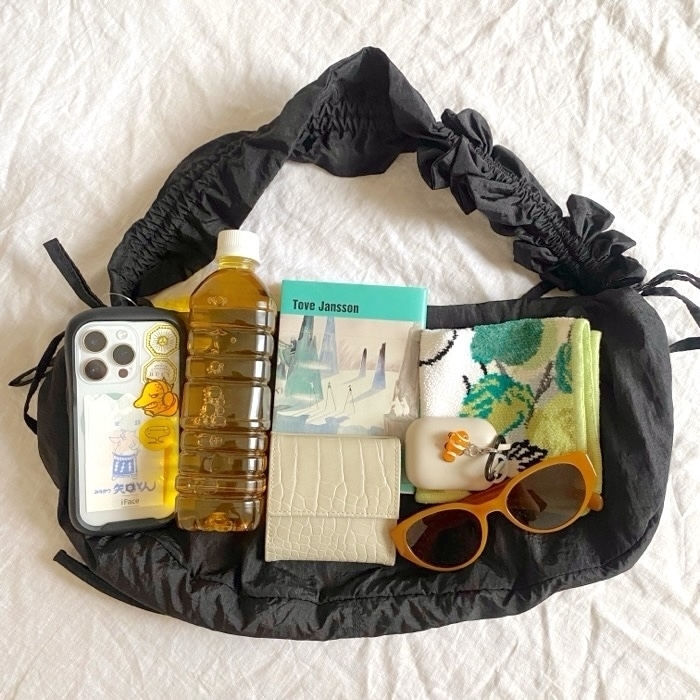 GUのおすすめアイテム「フリルショルダーバッグ」