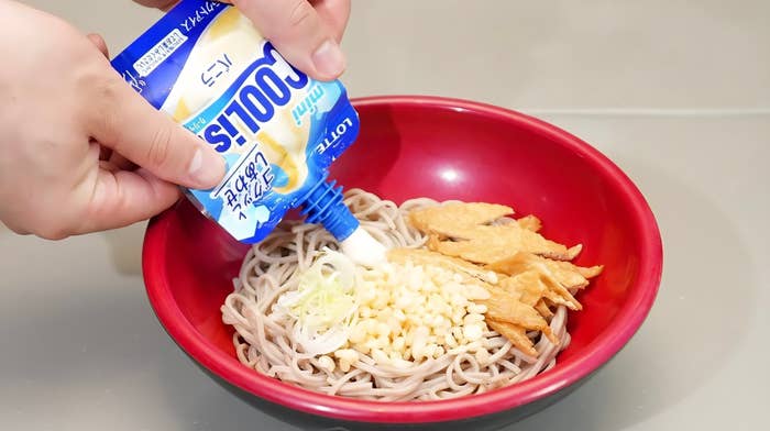 クーリッシュを冷やしたぬきそばにトッピングしているところ