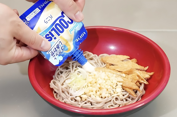 クーリッシュを冷やしたぬきそばにトッピングしているところ