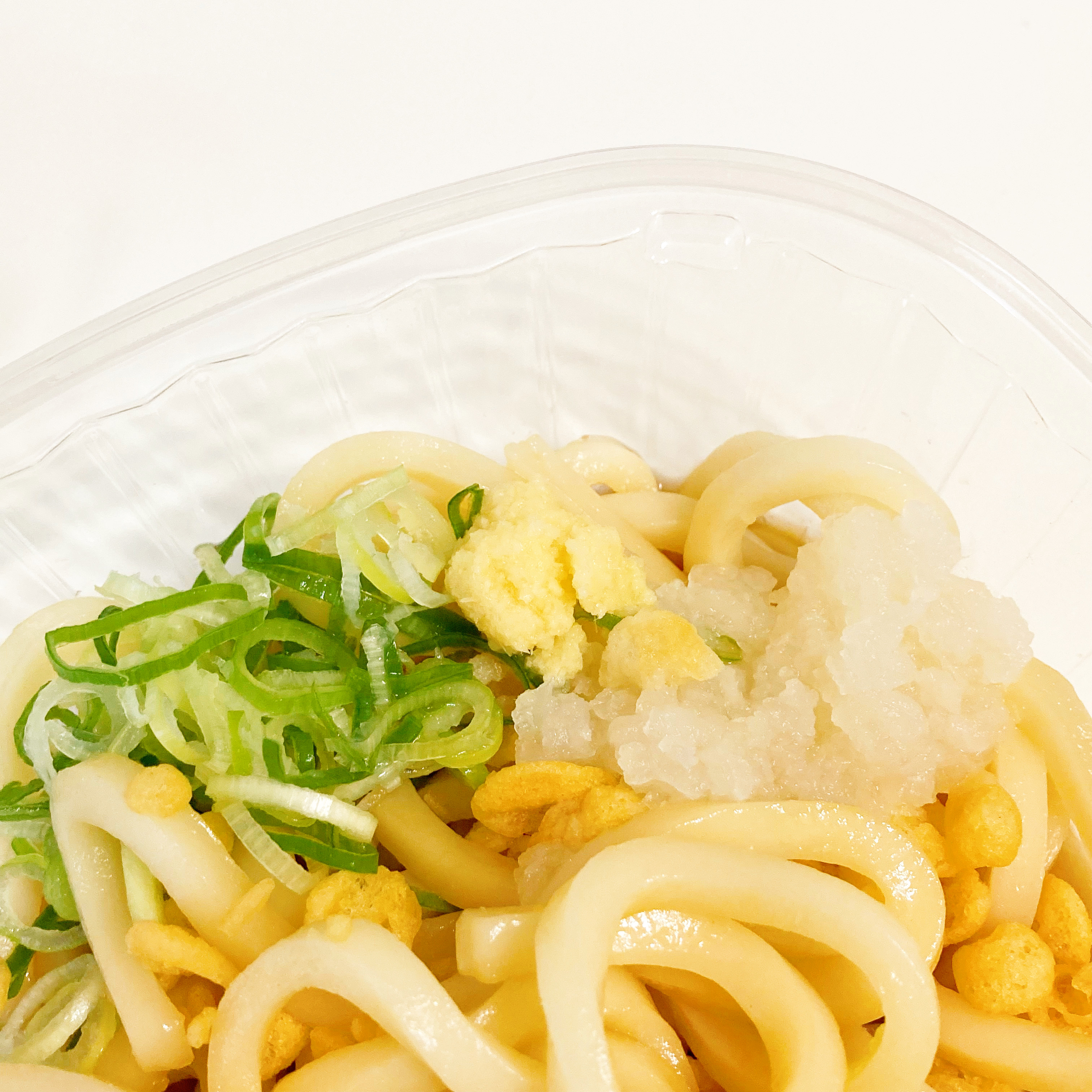 ファミマのおすすめフード「あげ玉とおろしのミニ冷しうどん」