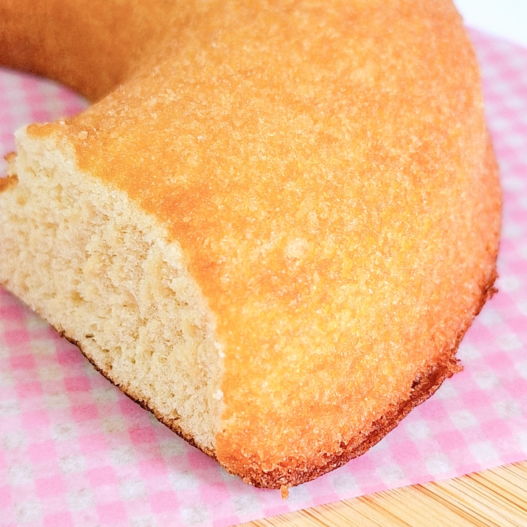 ローソンのおすすめスイーツ「国産小麦のふわふわシフォンケーキ キャラメルバニラ」