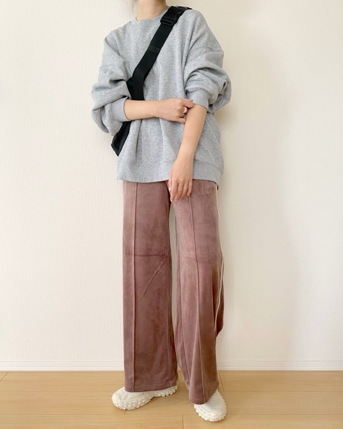 GU（ジーユー）のおすすめファッションアイテム「ベロアサイドラインプルオンパンツ（セットアップ可能）」のコーディネート