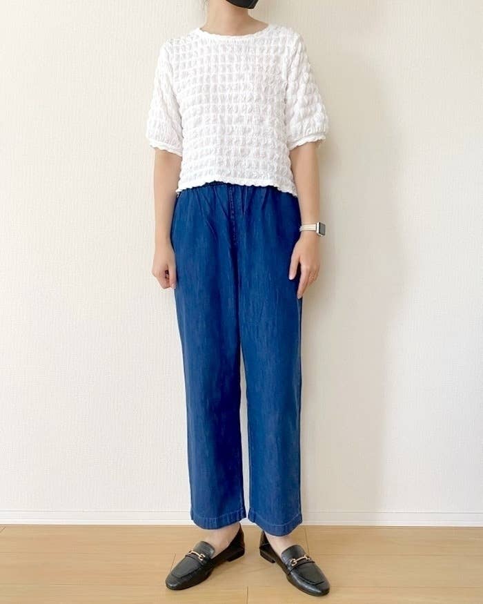 ユニクロのおすすめファッション「コットンリラックスアンクルパンツ」のコーディネート