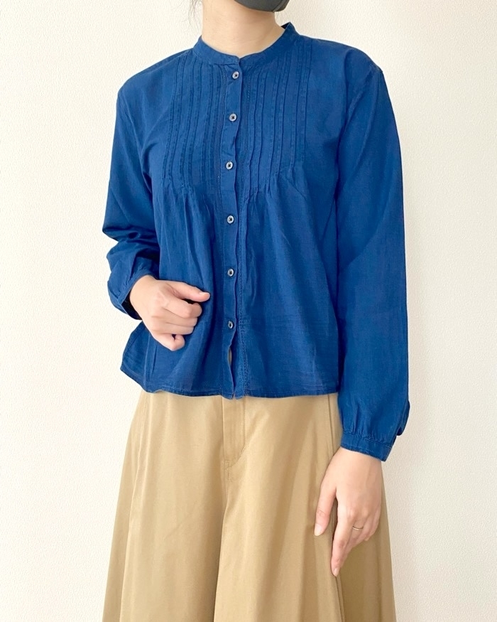 無印良品のおすすめファッションアイテム「婦人 綿ボイル インディゴ染め長袖ブラウス」
