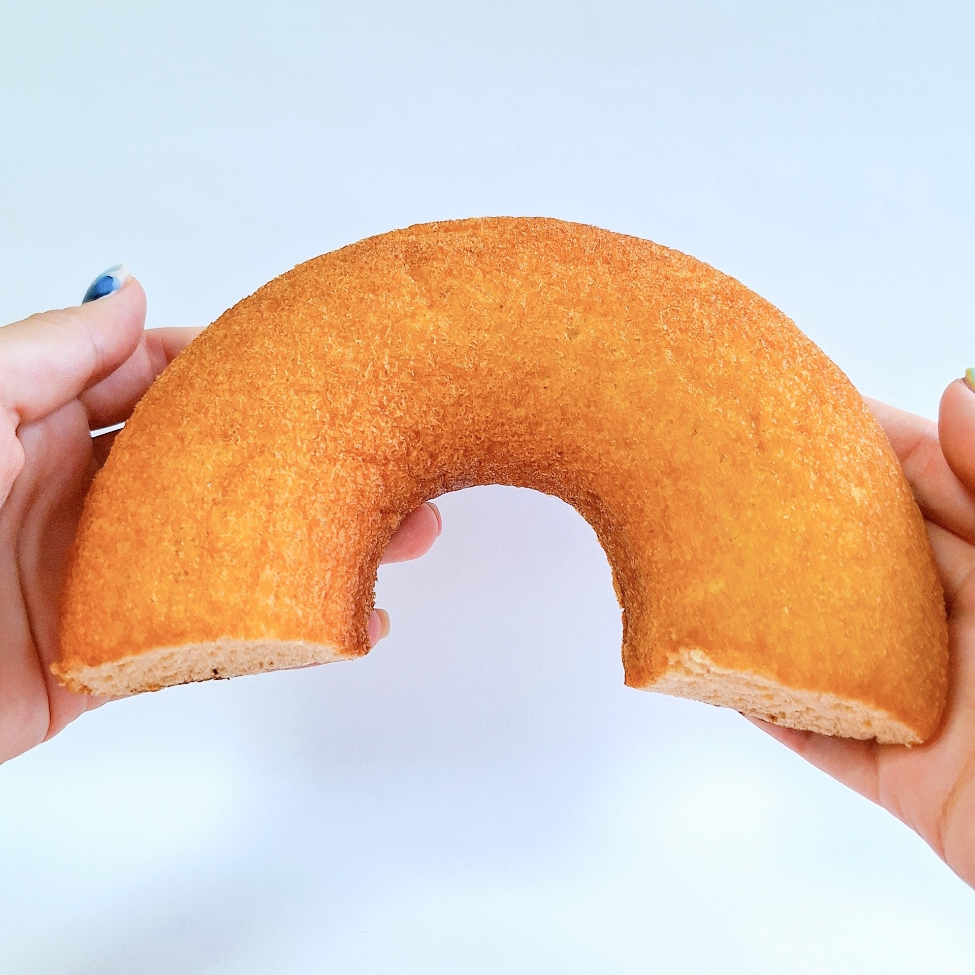 ローソンのおすすめスイーツ「国産小麦のふわふわシフォンケーキ キャラメルバニラ」