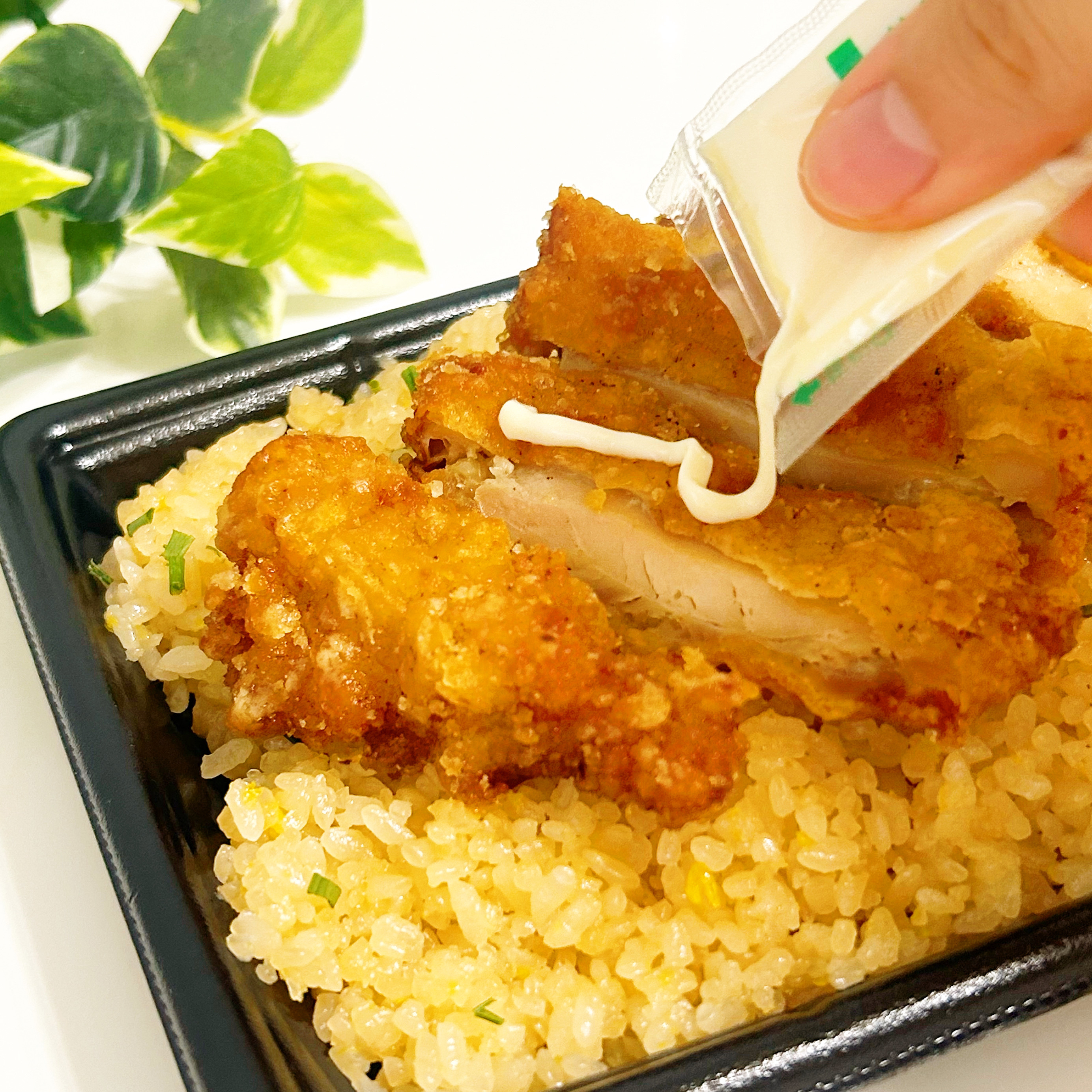 ファミマのおすすめフード「大盛炒飯！山賊焼弁当」
