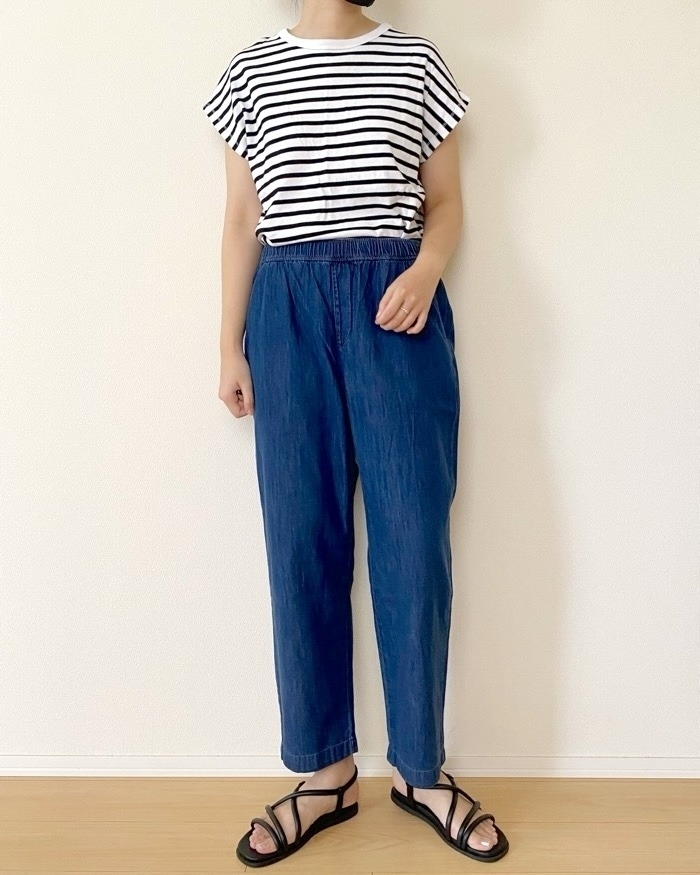 ユニクロのおすすめファッション「コットンリラックスアンクルパンツ」のコーディネート