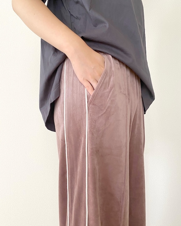 GU（ジーユー）のおすすめファッションアイテム「ベロアサイドラインプルオンパンツ（セットアップ可能）」