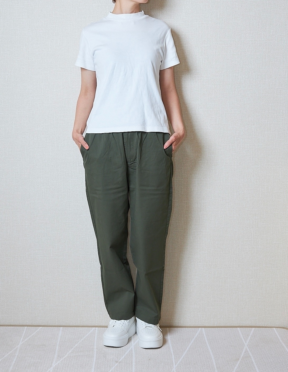 ユニクロのおすすめファッション「ストレッチイージーアンクルパンツ」のコーディネート