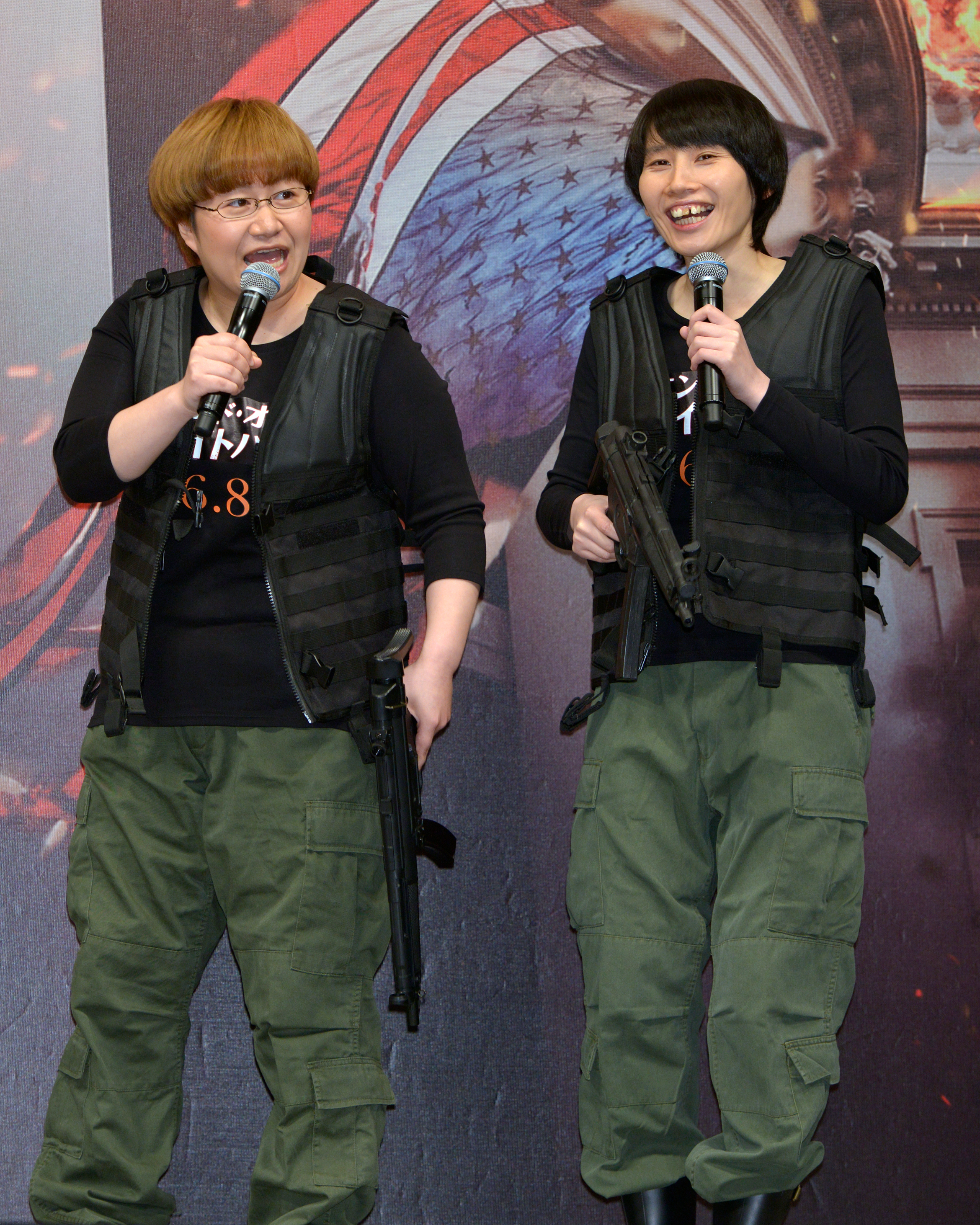 「ハリセンボン」の近藤春菜がマイクを持っている。
