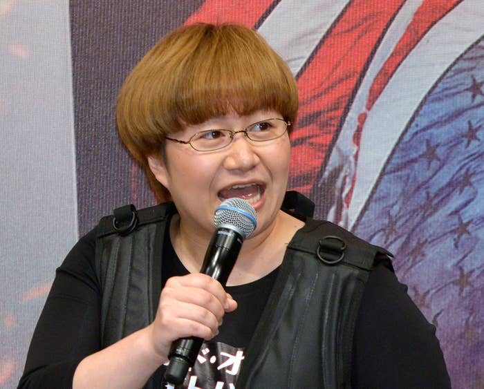 「ハリセンボン」の近藤春菜がマイクを持っている。