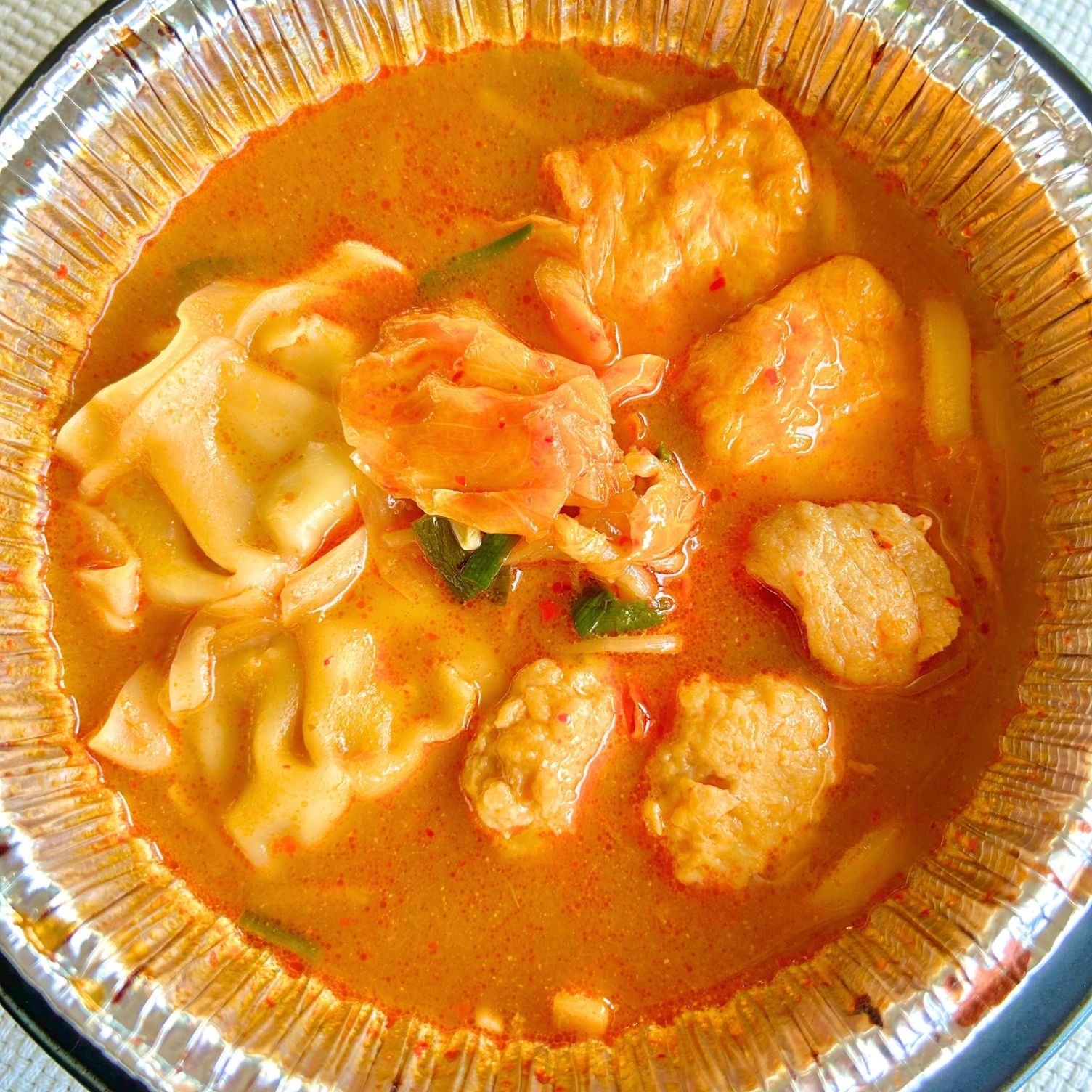 ローソンのおすすめフード「チゲ鍋 うどん入り」