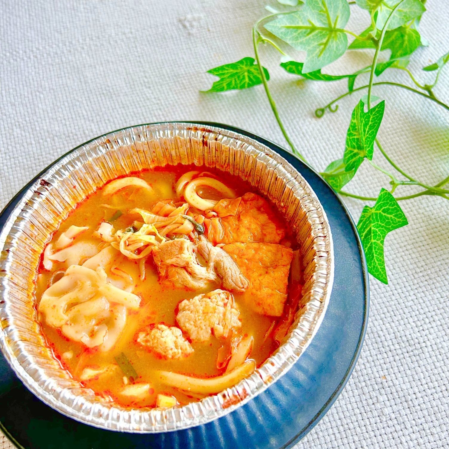 ローソンのおすすめフード「チゲ鍋 うどん入り」