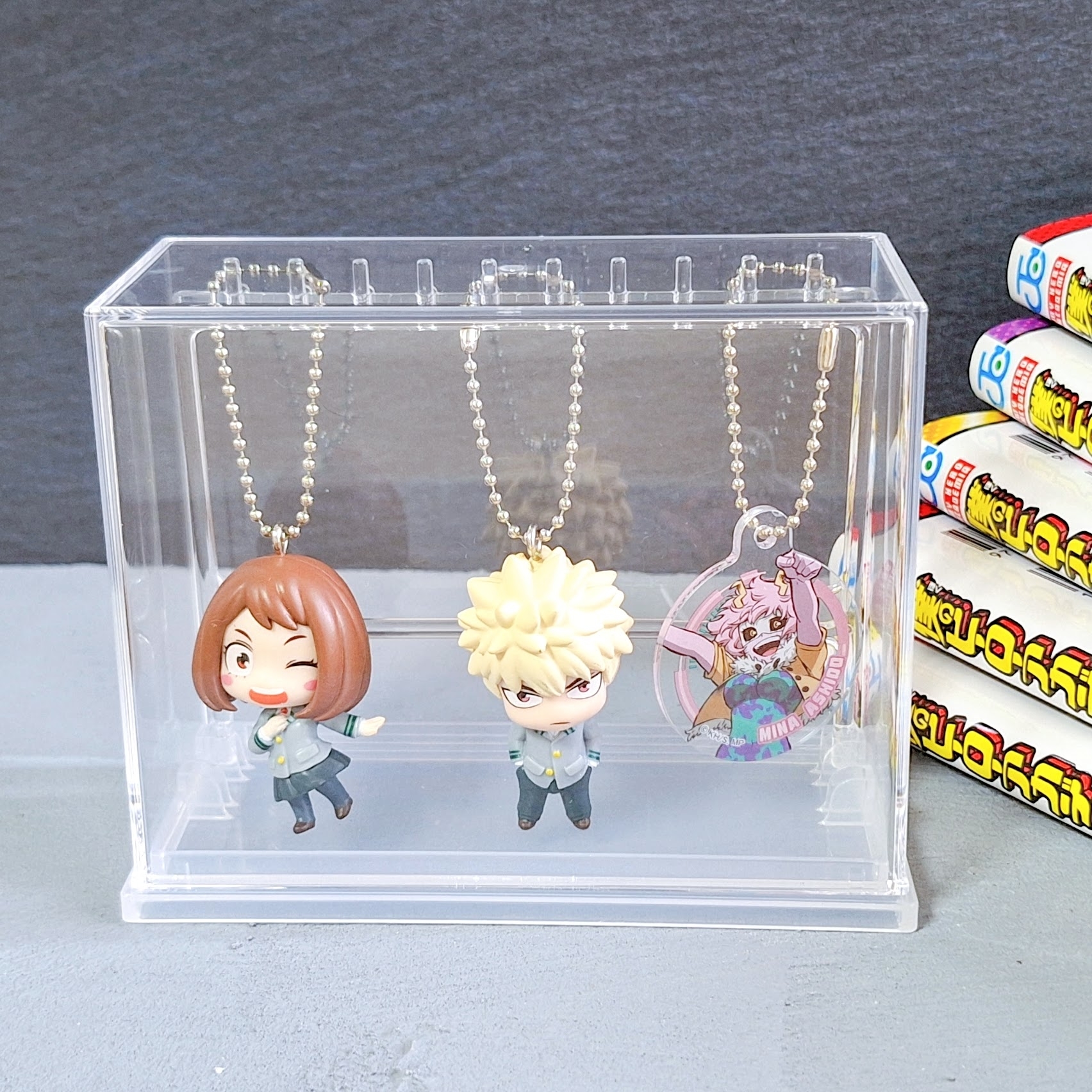 ダイソーのおすすめインテリア雑貨「カプセルトイディスプレイケース」