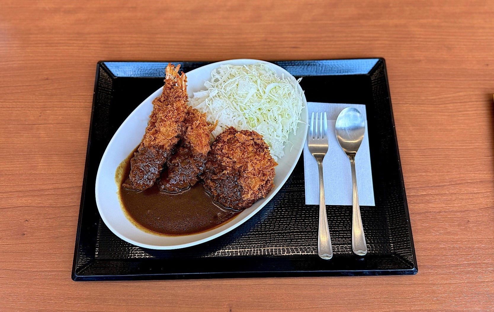 かつやのおすすめメニュー「海老・ヒレ・メンチカツカレー」