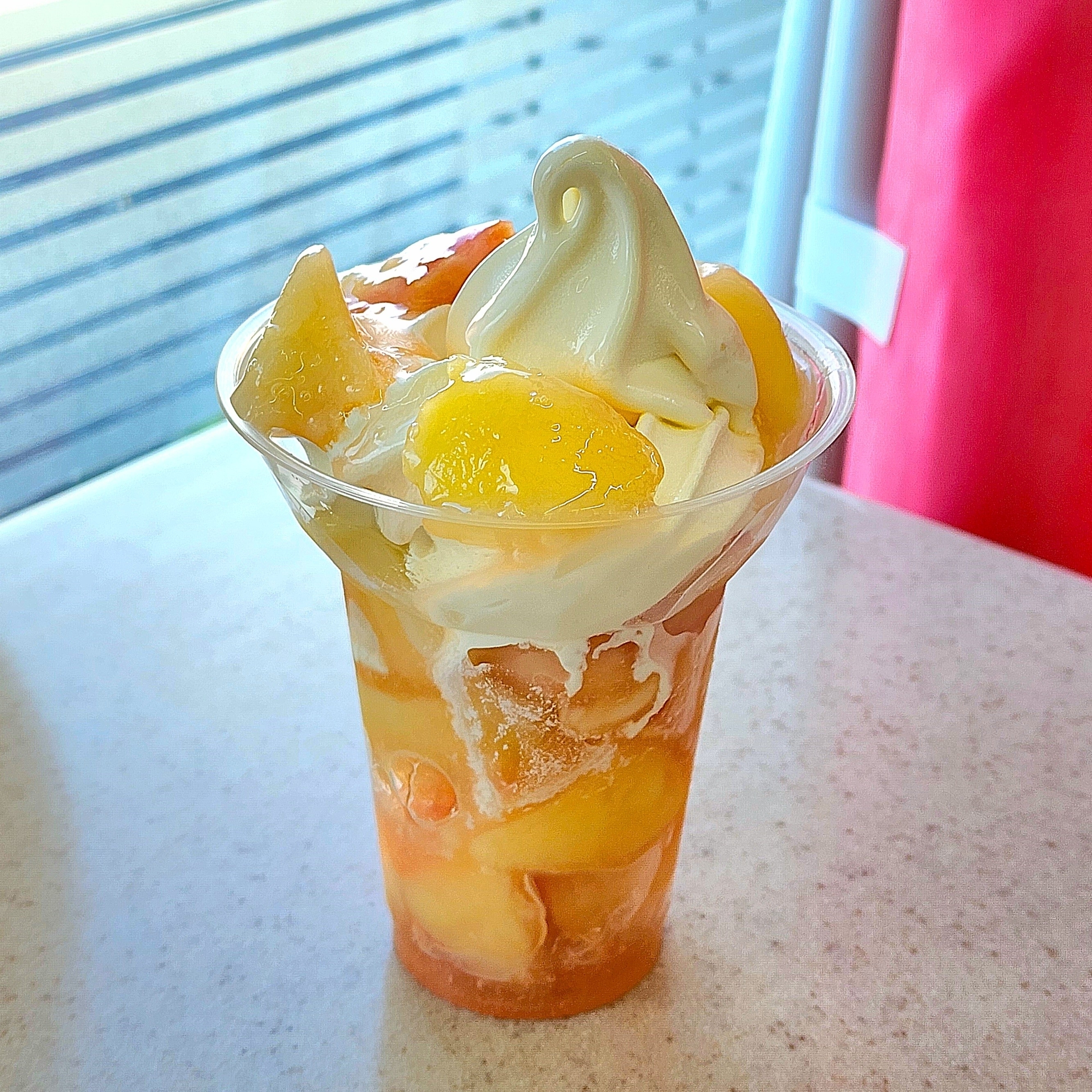 ミニストップのおすすめのスイーツ「得盛白桃パフェ」