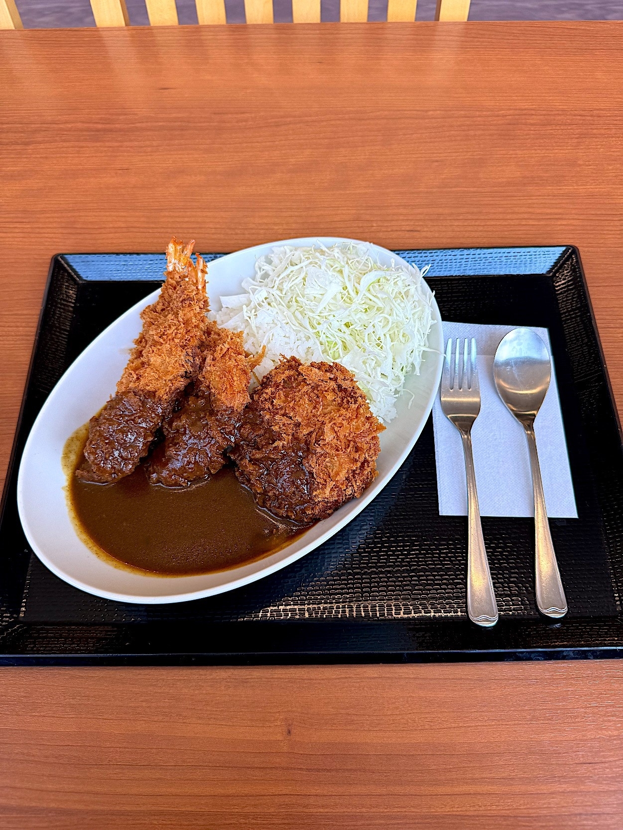 かつやのおすすめメニュー「海老・ヒレ・メンチカツカレー」