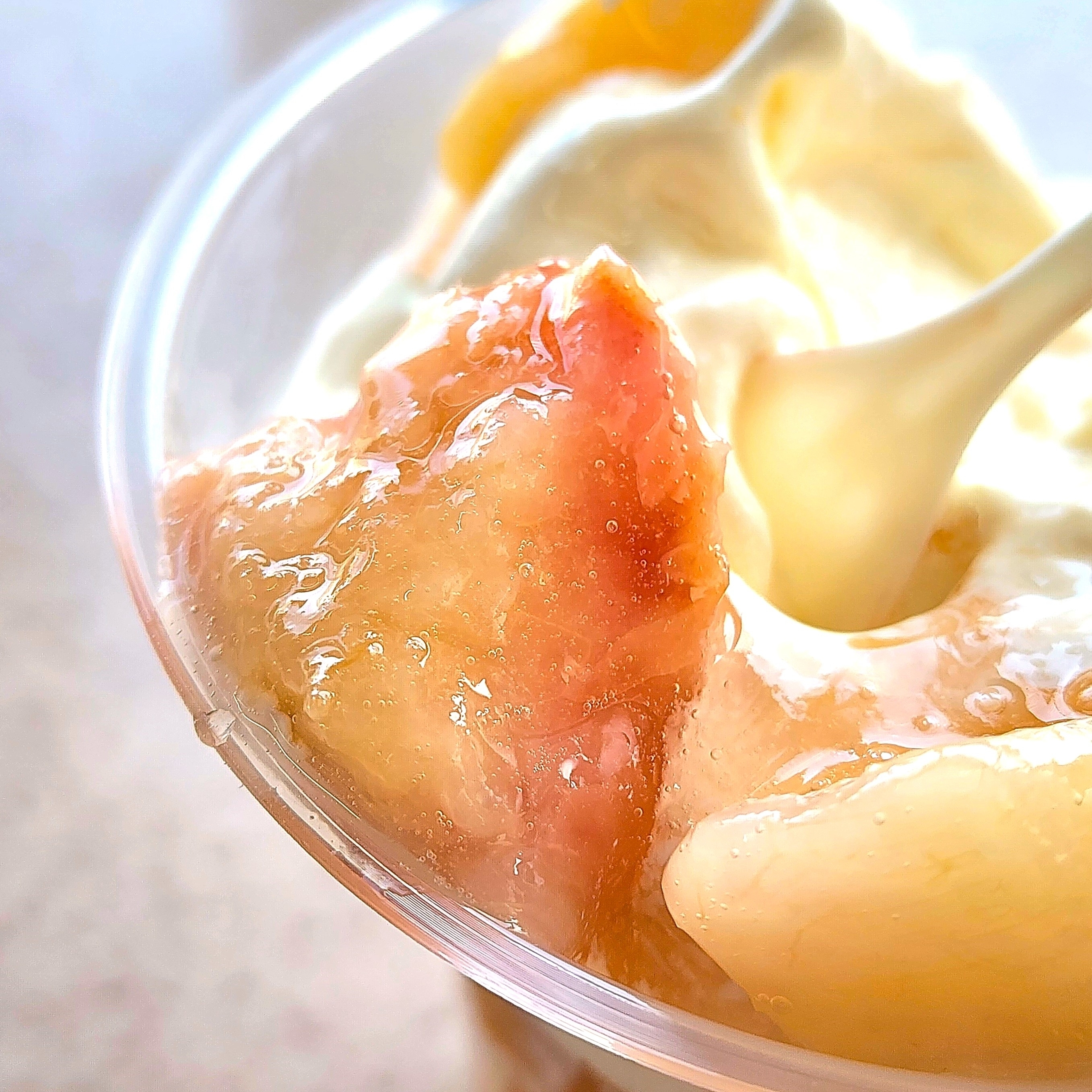 ミニストップのおすすめのスイーツ「得盛白桃パフェ」