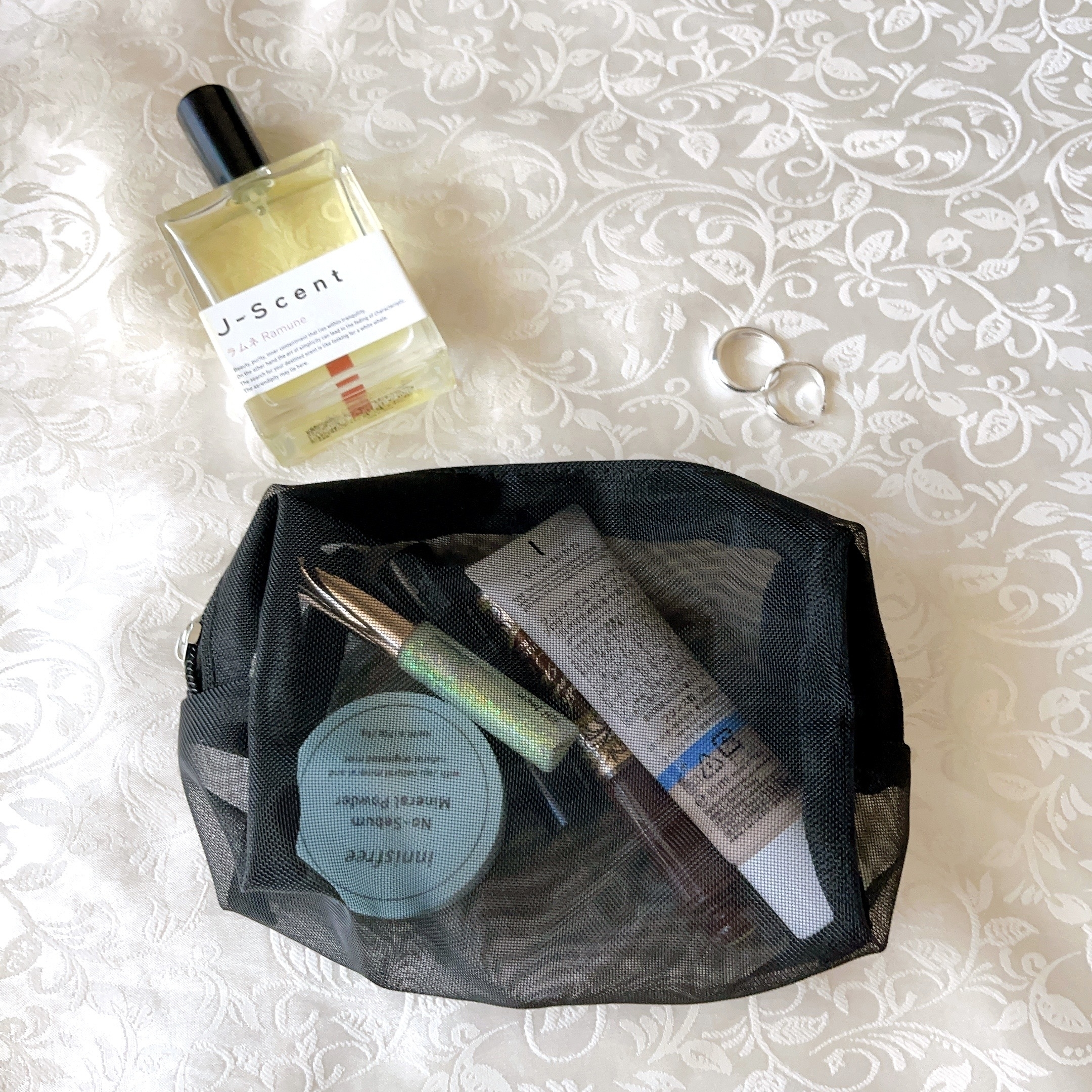 ダイソーのおすすめ雑貨「メッシュポーチ(スクエア、ブラック)」