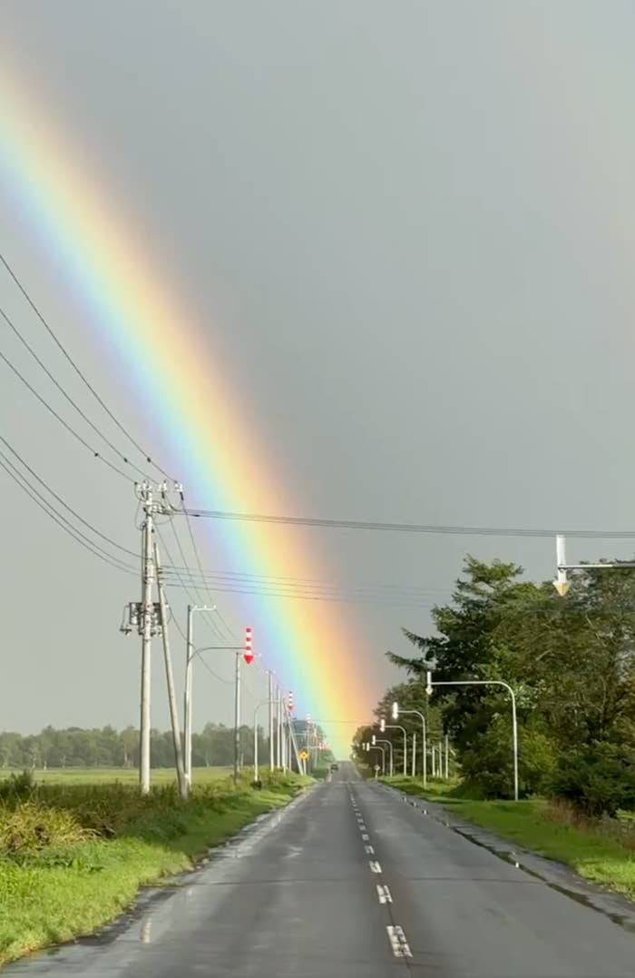 北海道標茶町で撮影された虹(中道智大さんの動画より)