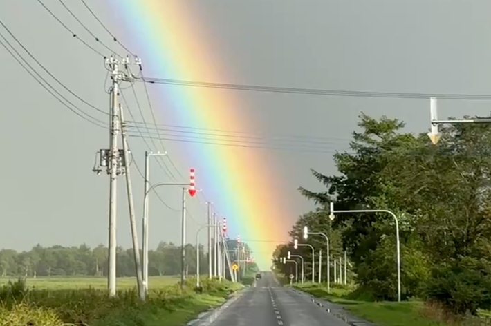 北海道標津町で撮影された虹（中道智大さんの動画より）
