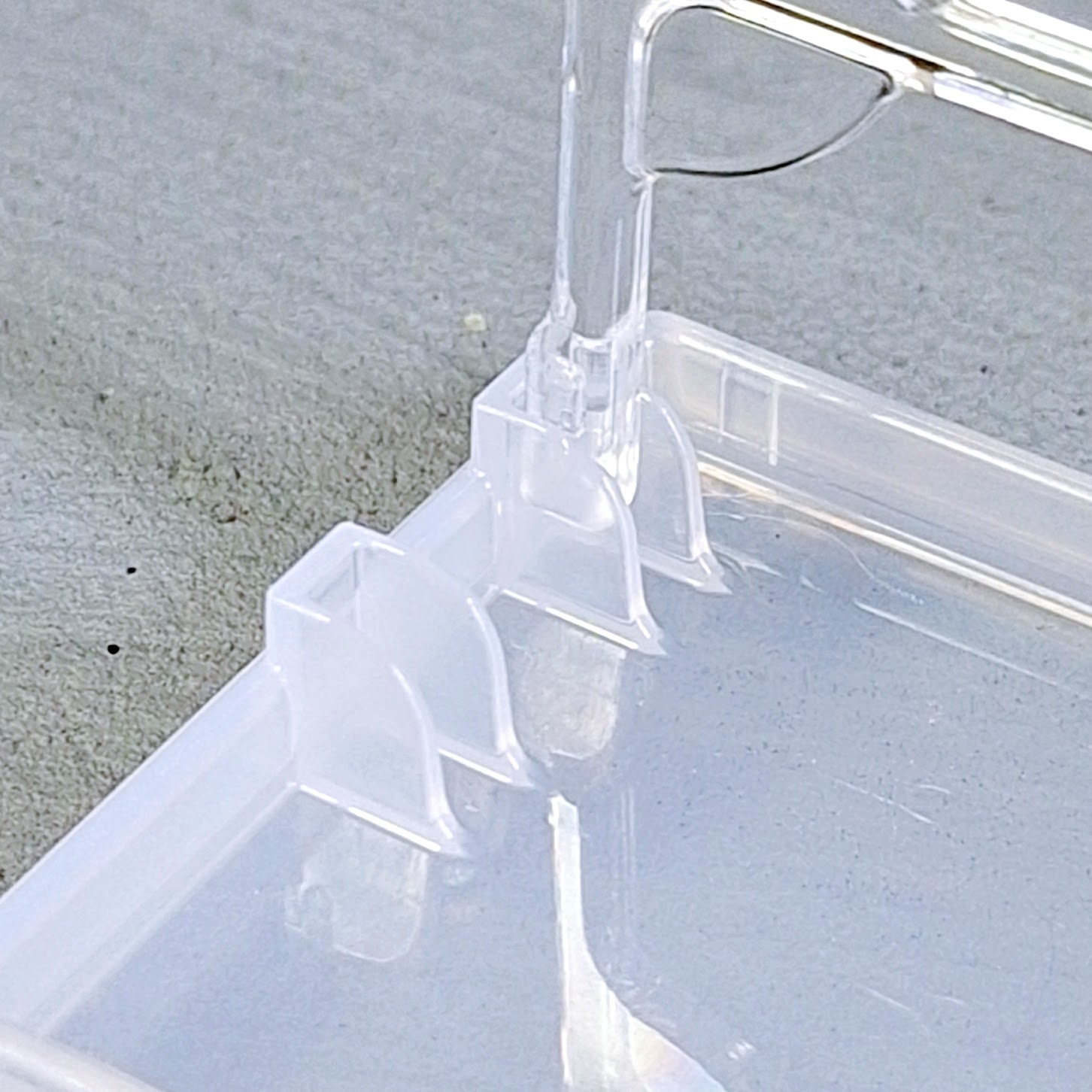 ダイソーのおすすめインテリア雑貨「カプセルトイディスプレイケース」