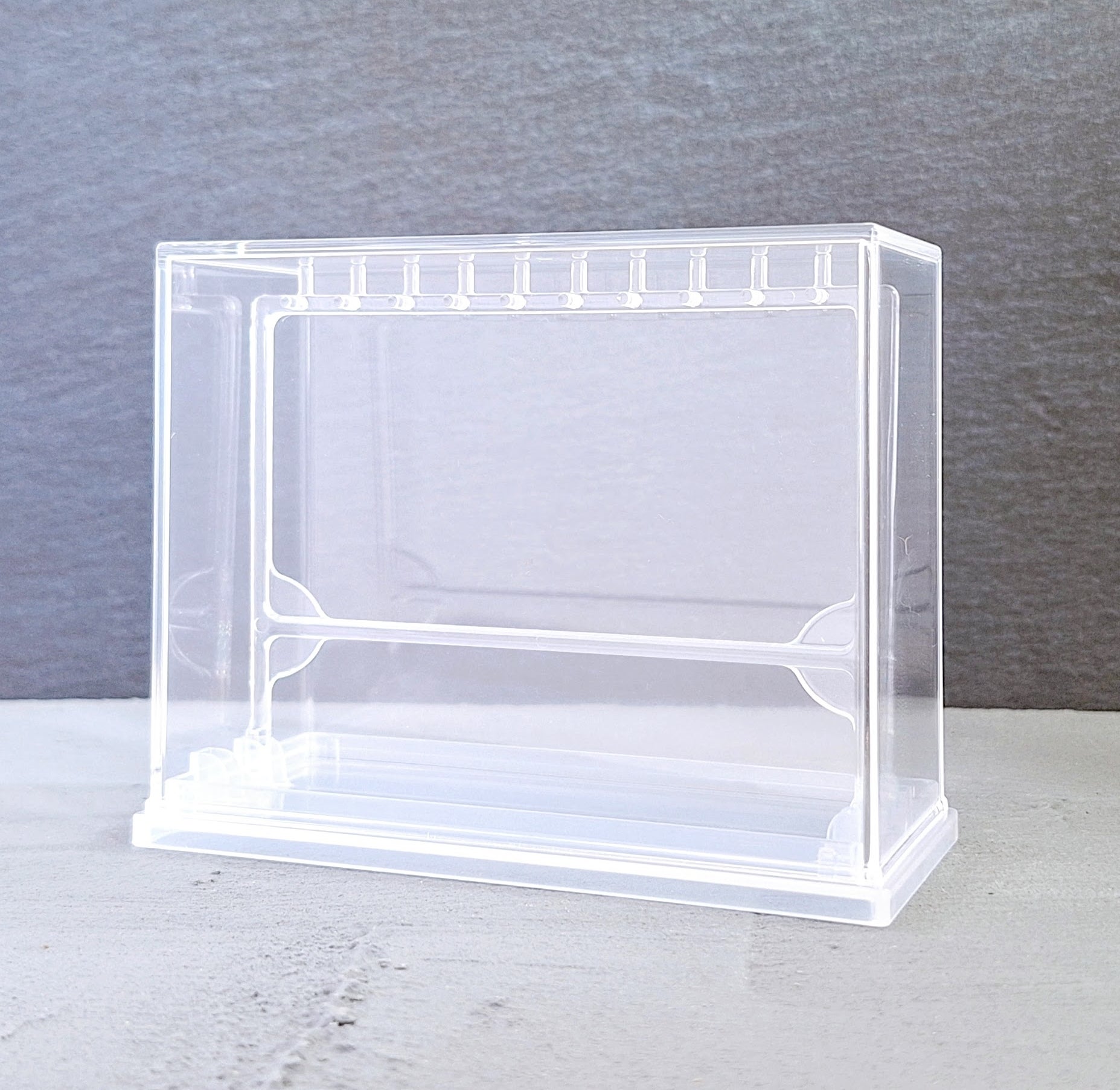 ダイソーのおすすめインテリア雑貨「カプセルトイディスプレイケース」