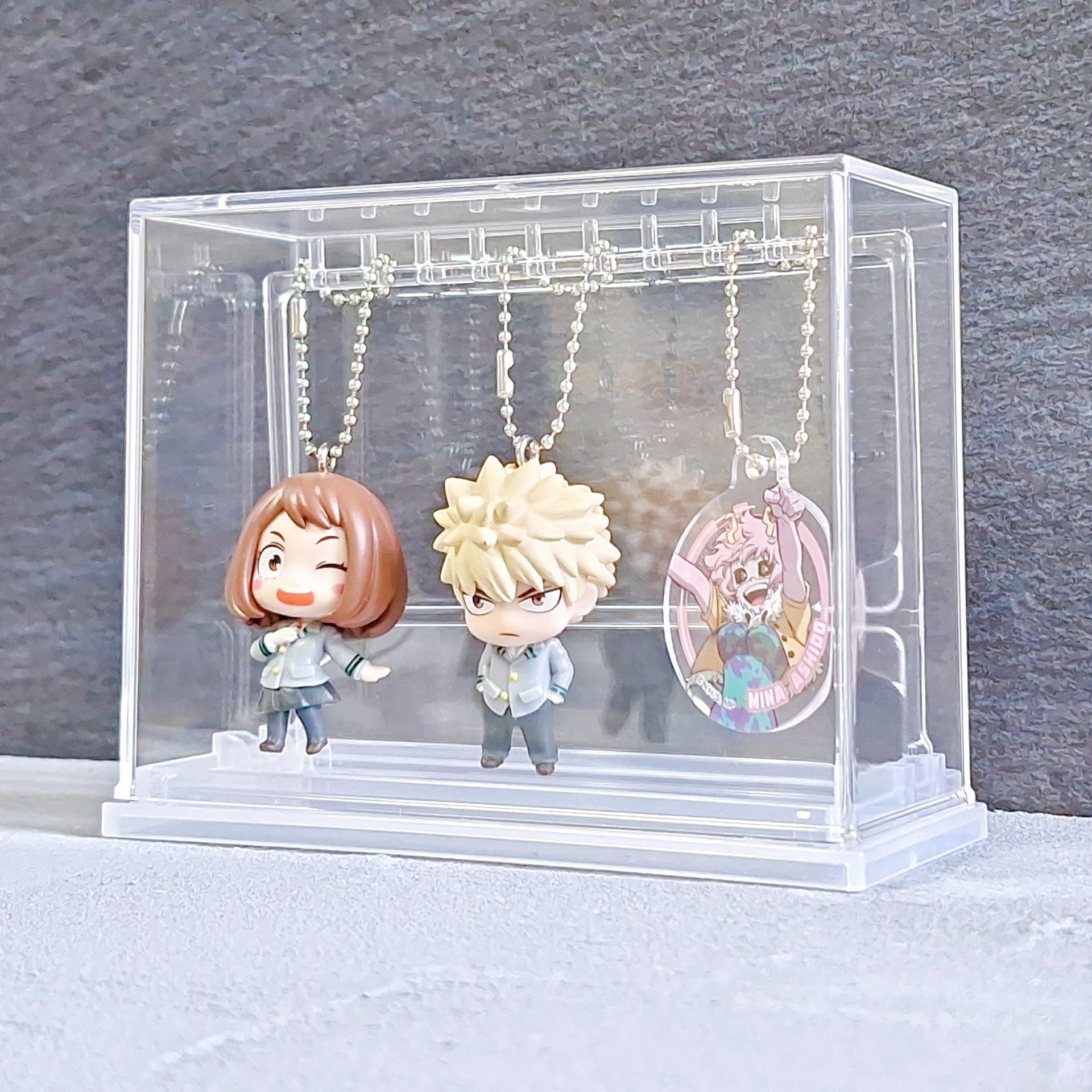 ダイソーのおすすめインテリア雑貨「カプセルトイディスプレイケース」