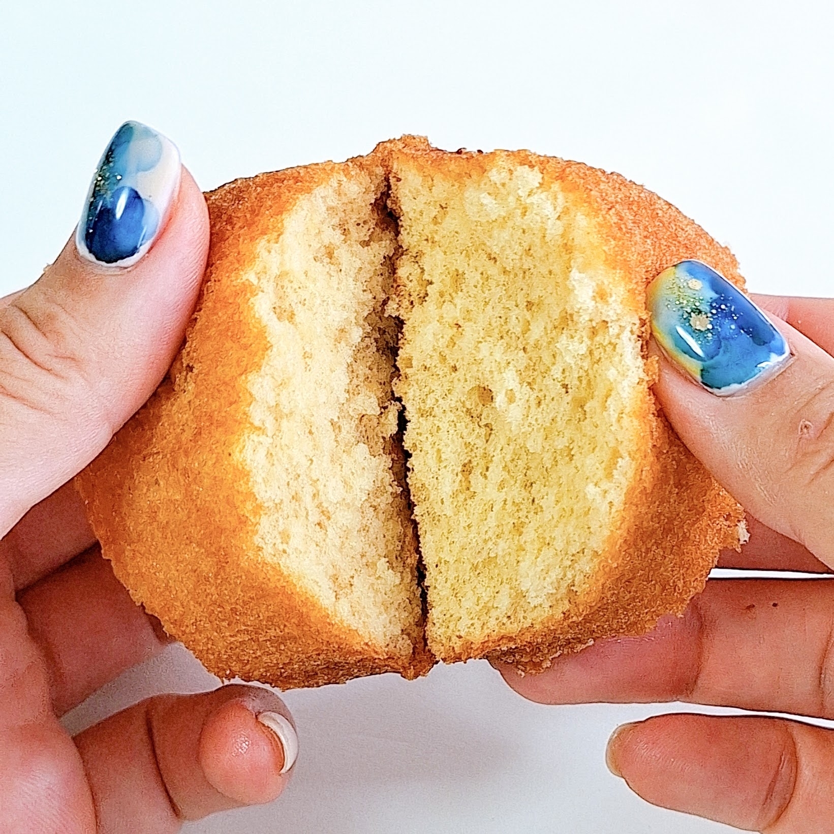 ローソンのおすすめスイーツ「国産小麦のふわふわシフォンケーキ キャラメルバニラ」