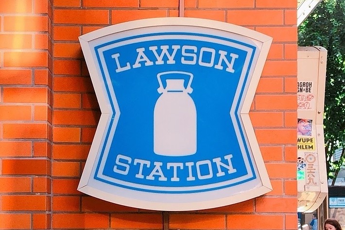 ローソンストアの看板と「24時間営業」の文字が見える店舗外観。