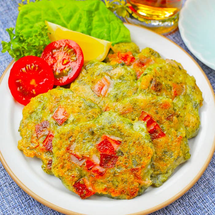 お皿に盛られたトマトとレモンが添えられた料理。