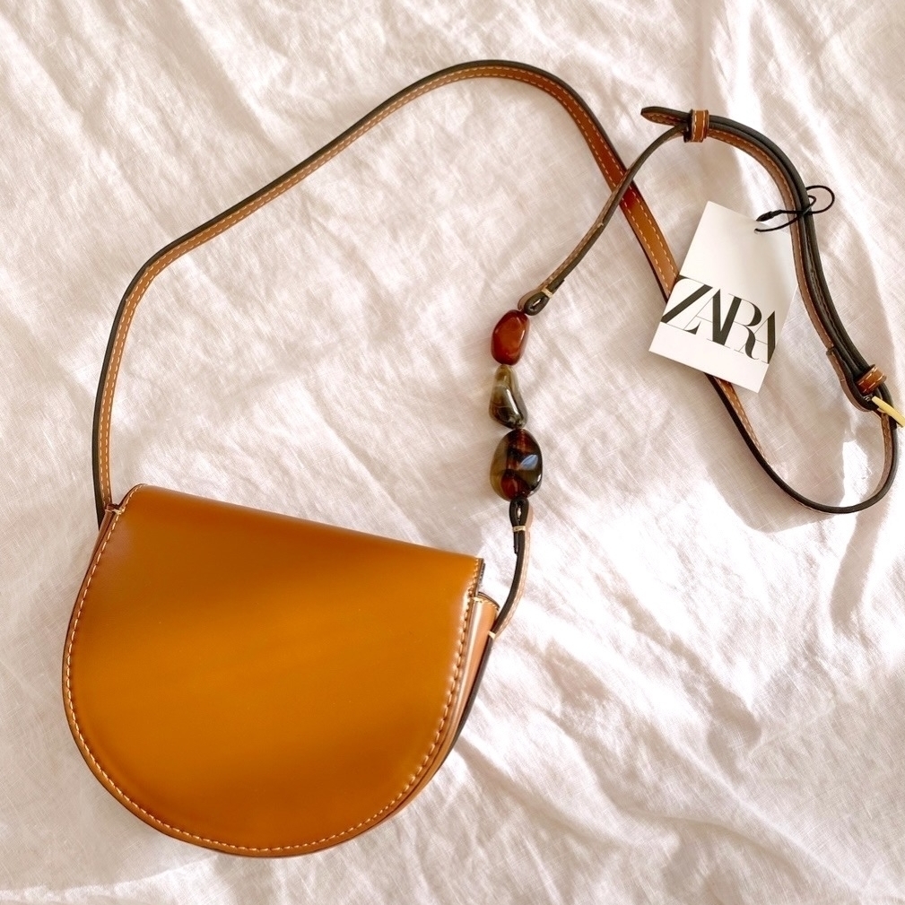 ZARAのおすすめアイテム「ビジュー付きクロスボディバッグ」