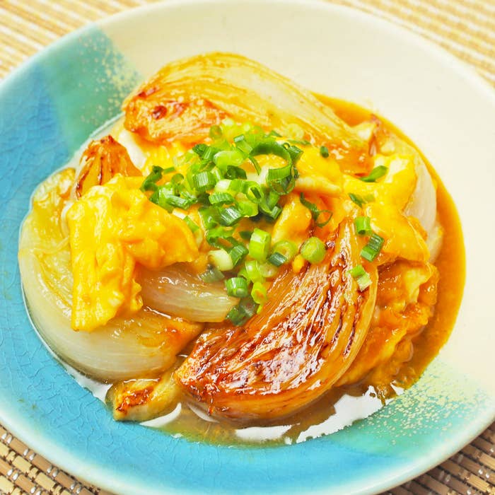 料理の写真。ネギがトッピングされた卵炒め。