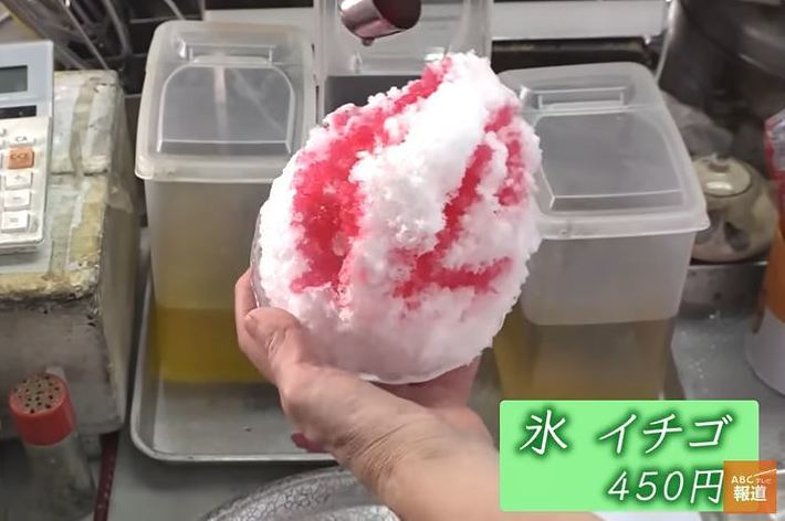 氷いちご450円のかき氷。古い計算機が背景にあります。