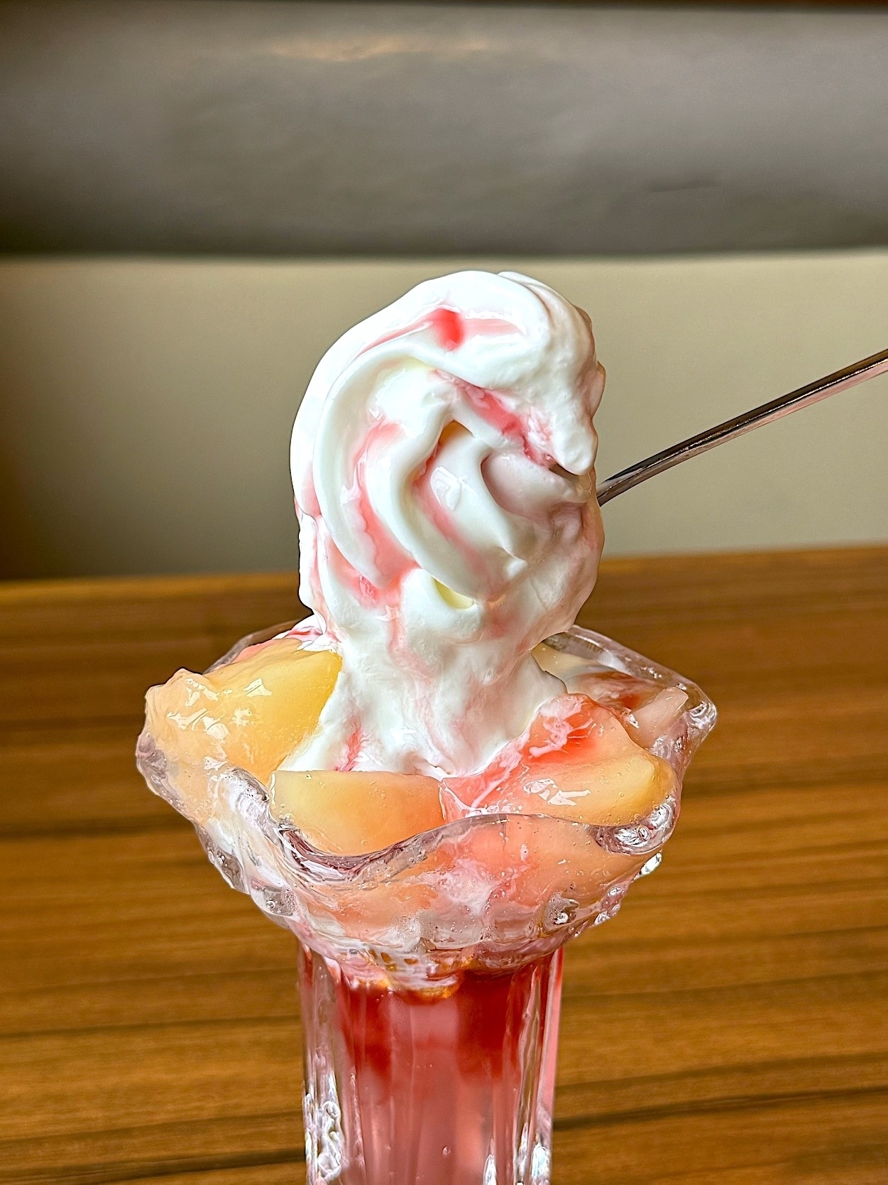 びっくりドンキーのおすすめデザート「サマースノーピーチパフェ」