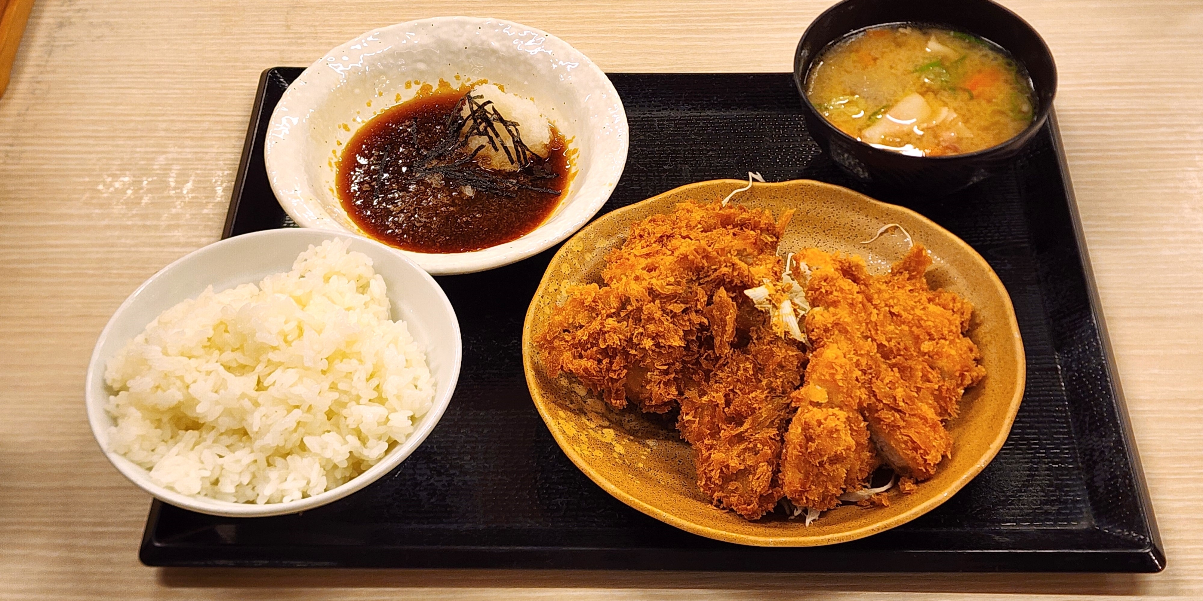 かつやのおすすめフード「おろしつけカツ定食」