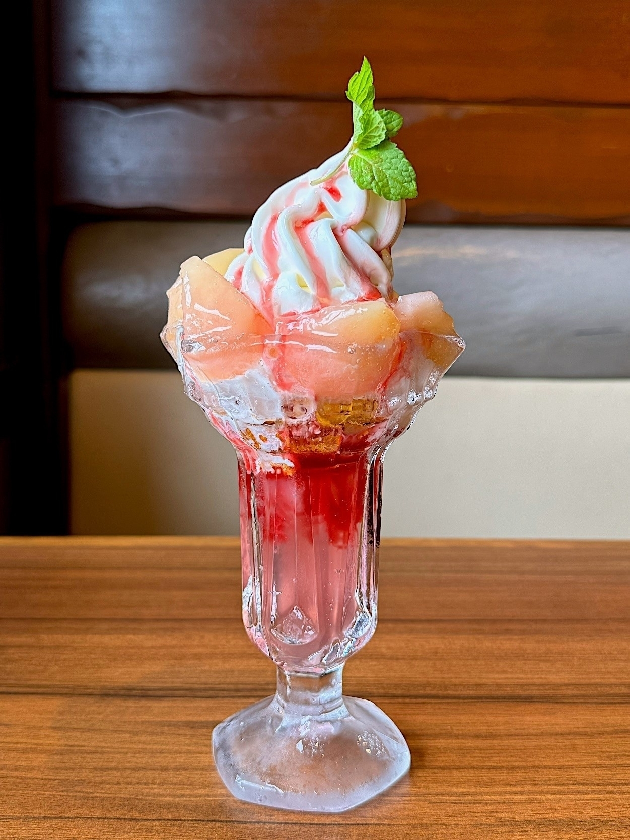 びっくりドンキーのおすすめデザート「サマースノーピーチパフェ」