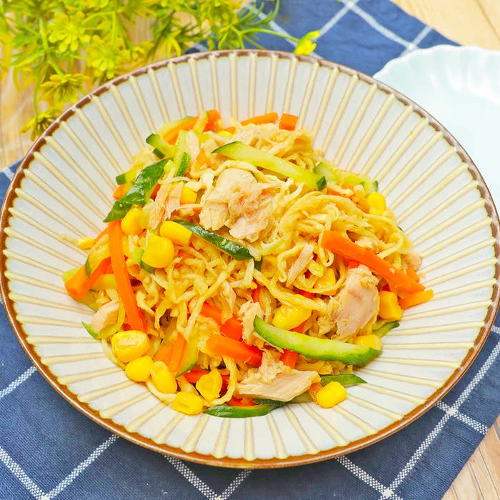 皿に盛られた料理。キャベツ、きゅうり、にんじん、コーンなどが入っている。