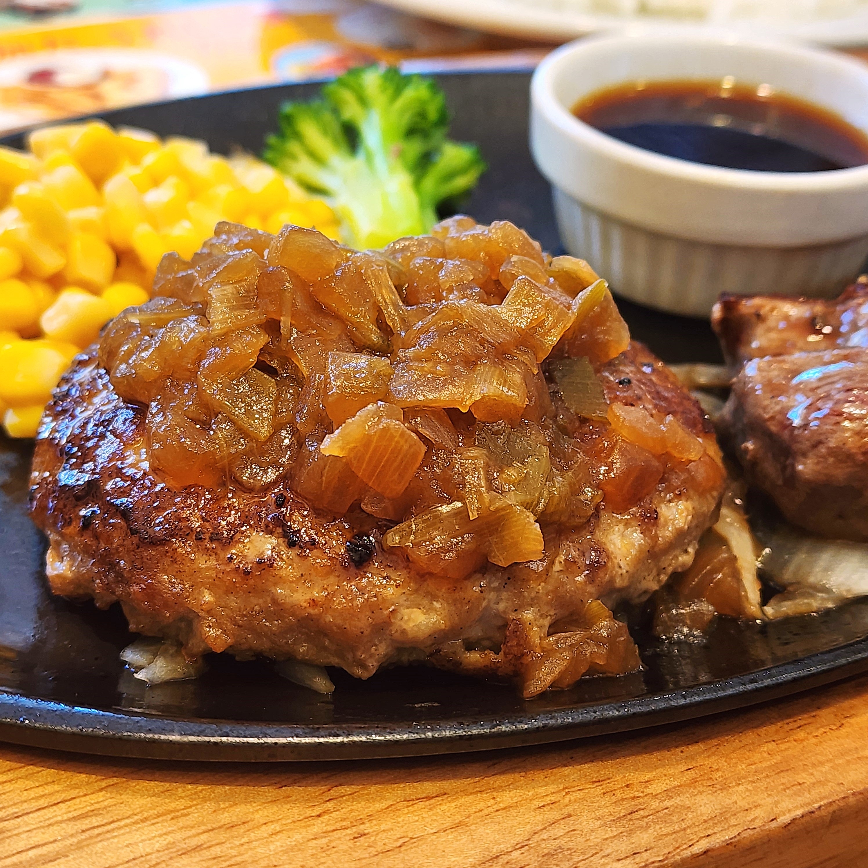 ココスのおすすめフード「ジャポネギハンバーグ＆カットステーキ」