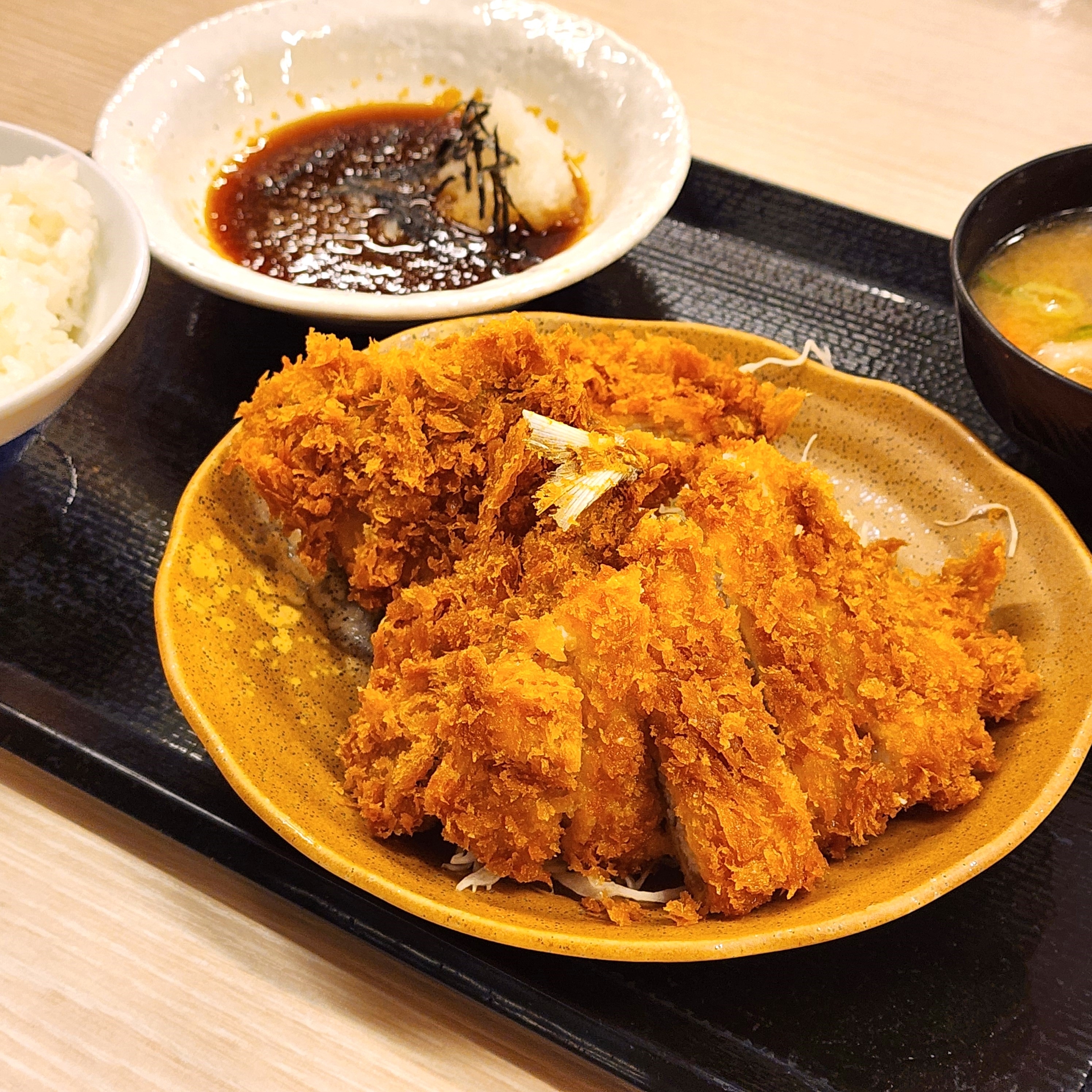 かつやのおすすめフード「おろしつけカツ定食」