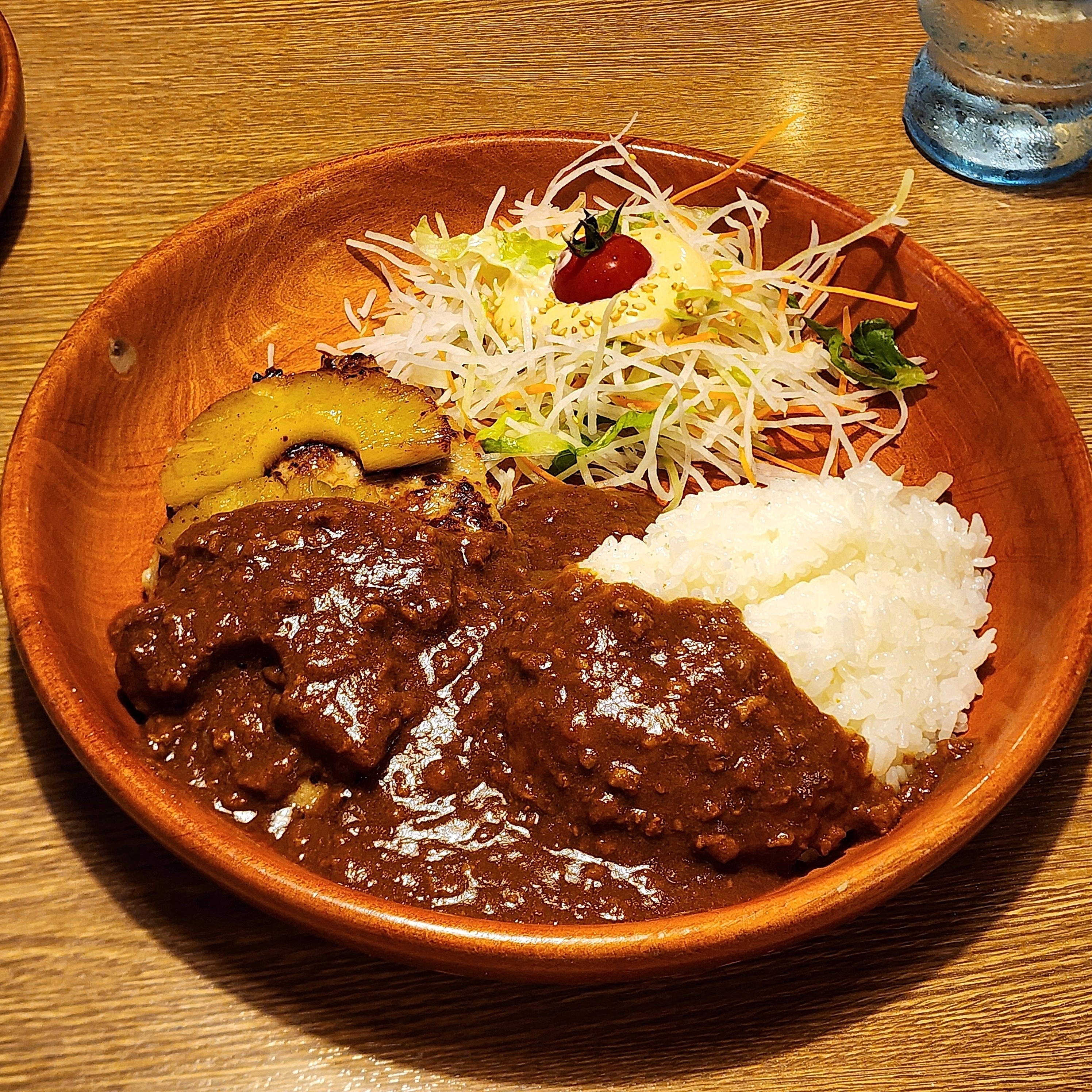 びっくりドンキーのおすすめフードメニュー「パインカリーバーグディッシュ」